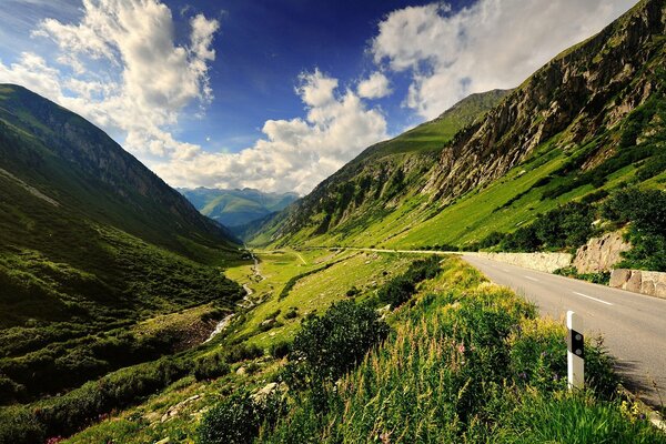 Strada di montagna in lontananza