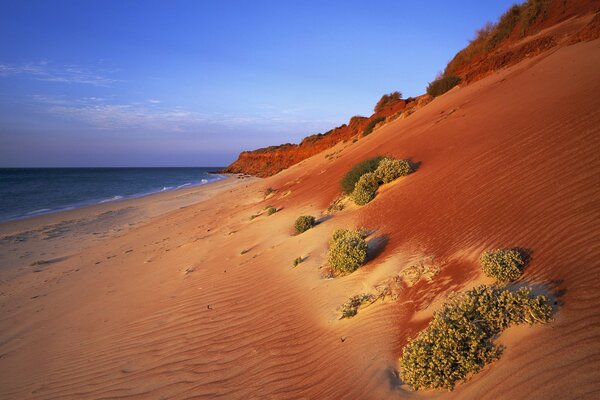 Roter Sand am Meer