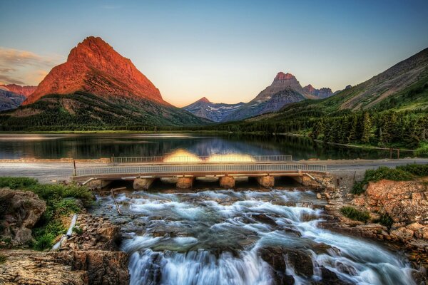 Pont sur la cascade de montagne