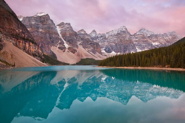 Paysage de lac turquoise pur de montagne