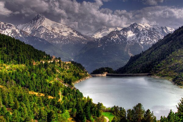 Lago situato tra foreste e montagne