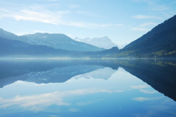 Reflet du ciel sur la surface de la rivière