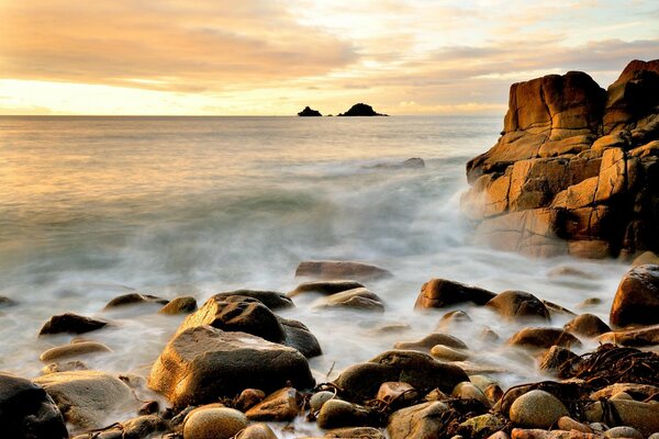 Viele Steine am Meer