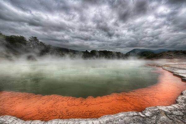 Volcán de aguas termales en la niebla