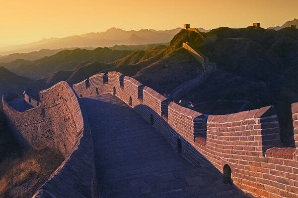 The Chinese wall bends in the mountains