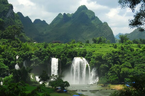 Wasserfall und um die schöne und grüne Natur herum