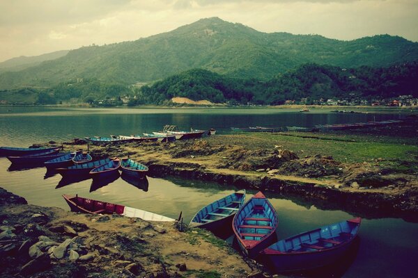 Embarcadero en el lago de montaña