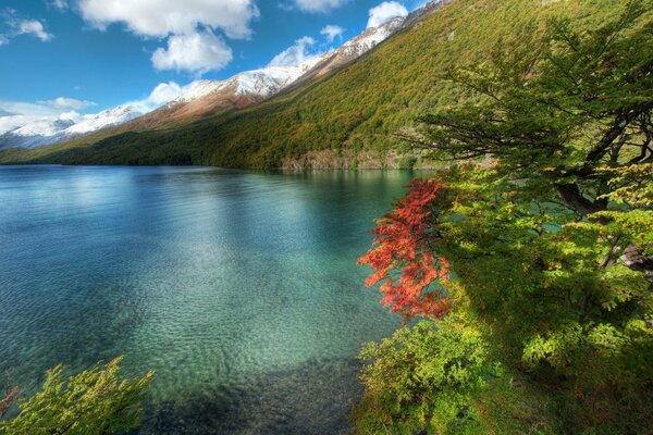 Paesaggio di montagna con vista sul mare