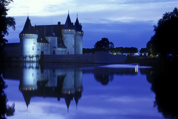 Riflessione del castello in ala la sera