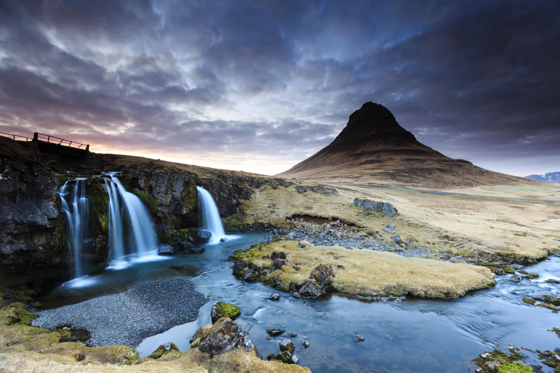 kirkjufell islanda montagna vulcano cascata fiume primavera tramonto nuvole