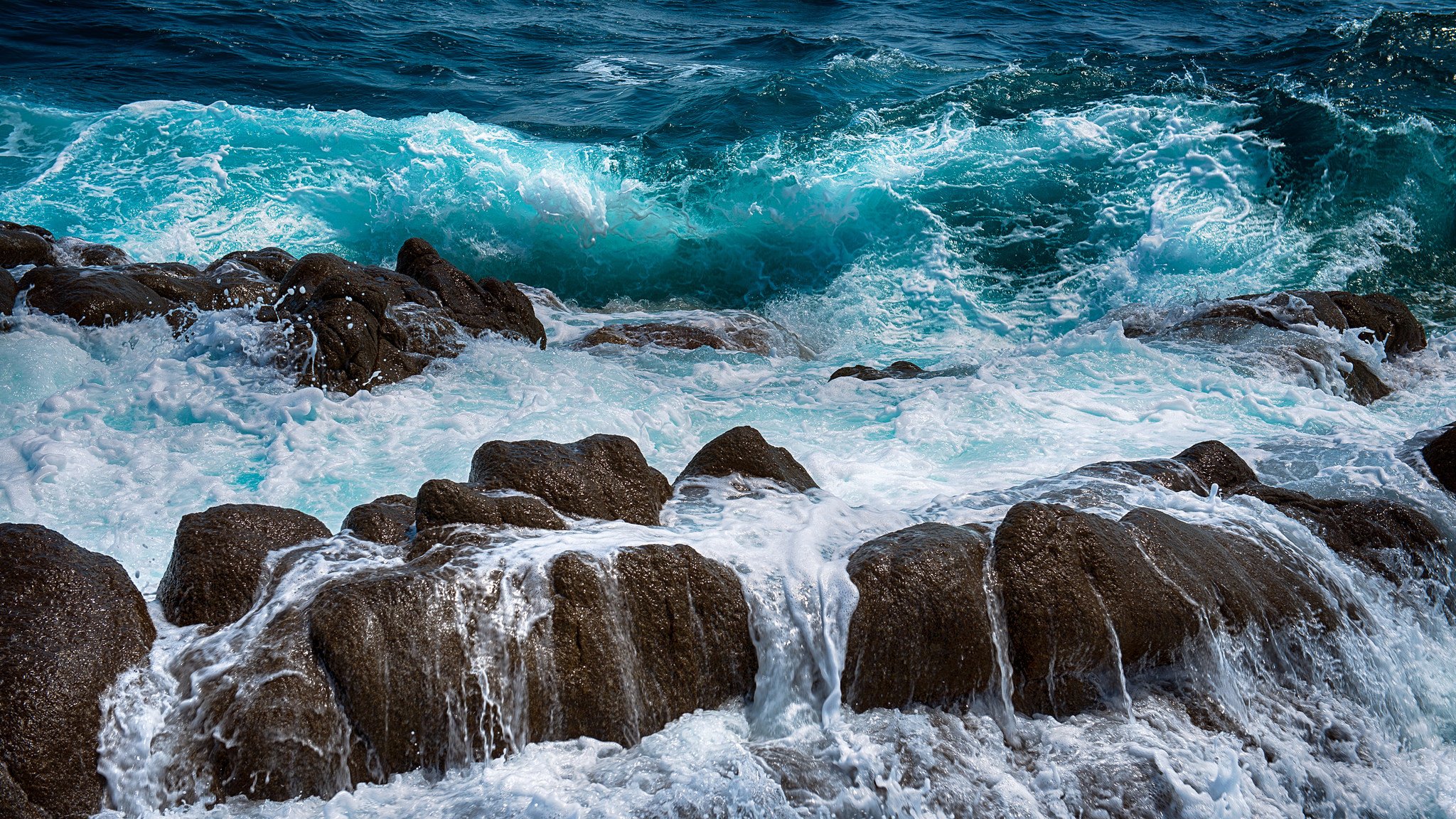 meer wellen spritzer steine felsen