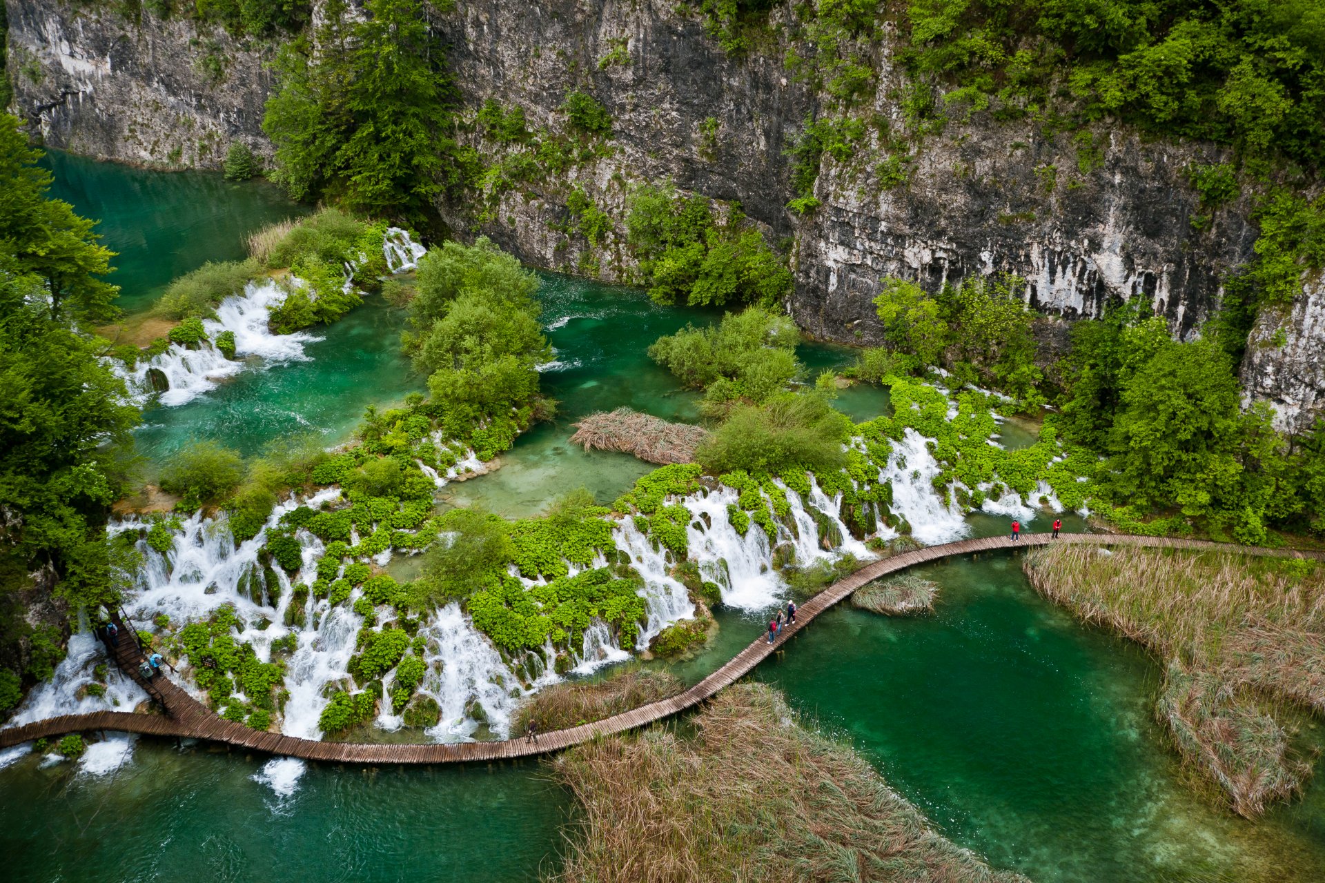 natur landschaft green paradise tropics green vegetation lake waterfall rock bridge plitvice lakes croatia national park plitvice