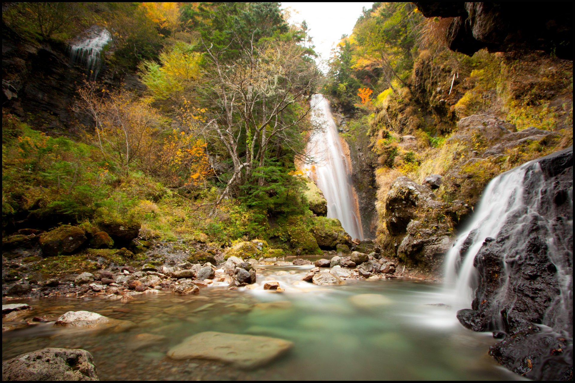 japón nagano rocas cascada árboles otoño