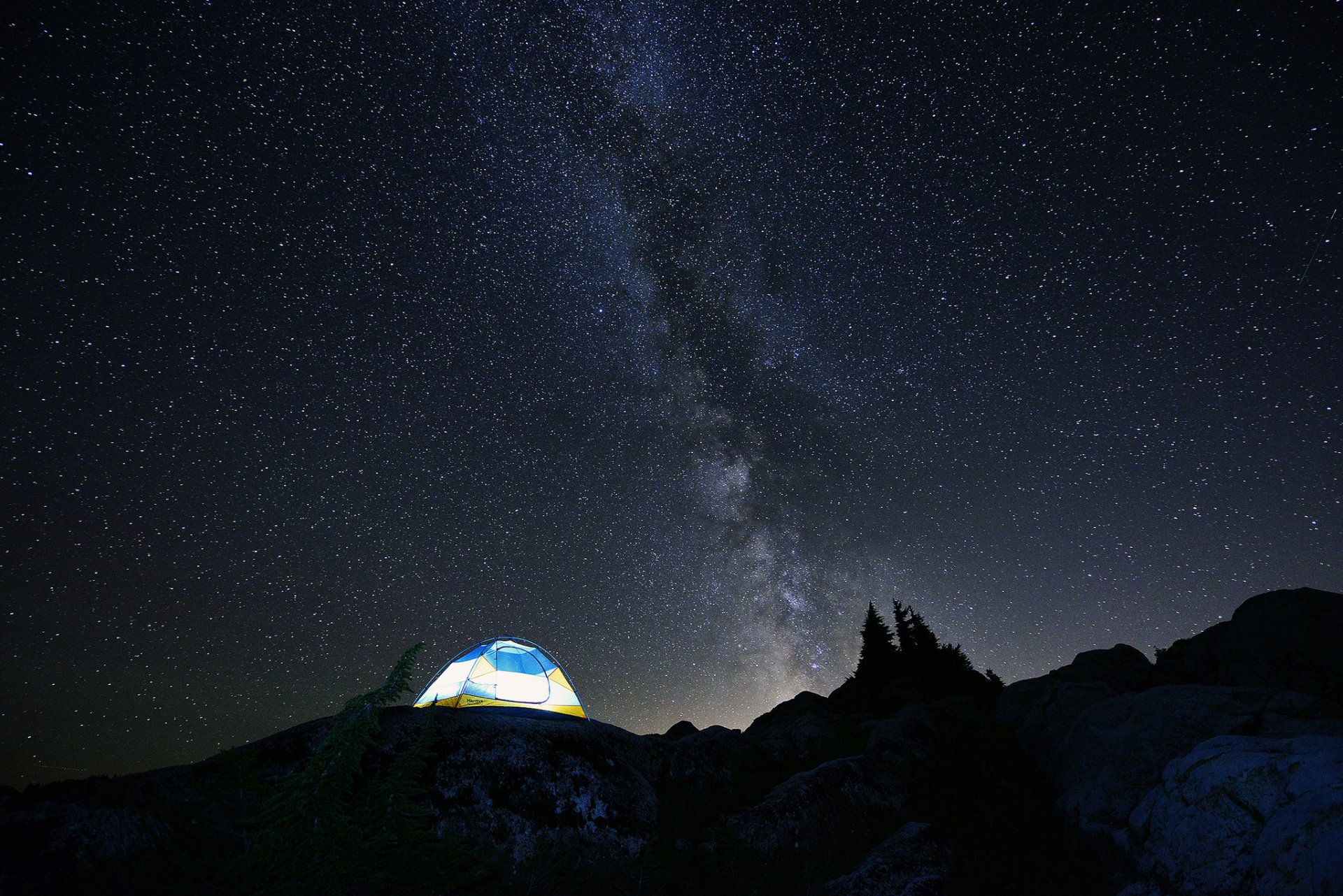 vía láctea noche estrellas cielo montañas tienda de campaña