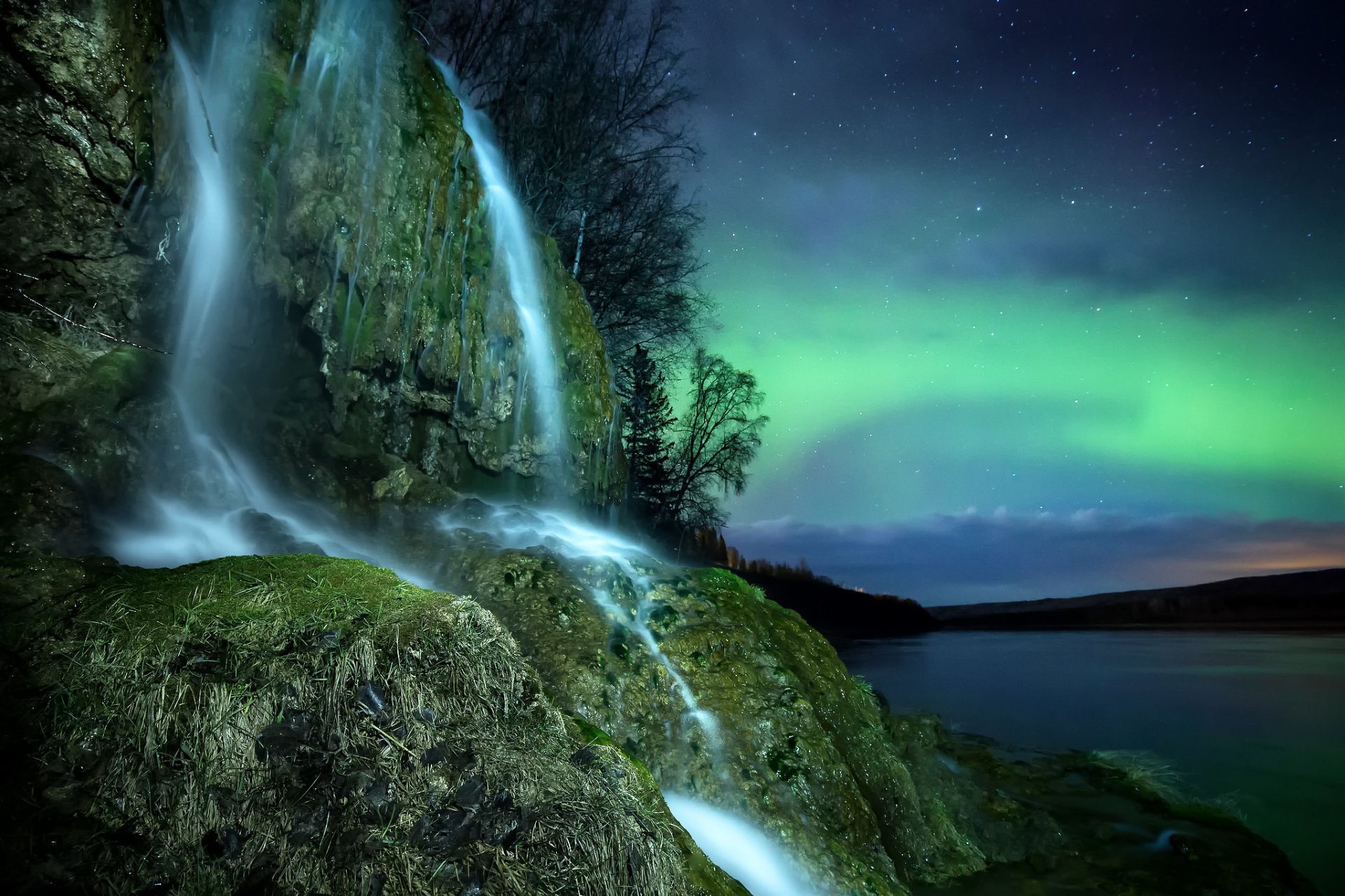 aurores boréales nuit ciel étoiles rivière rocher cascade arbres nature