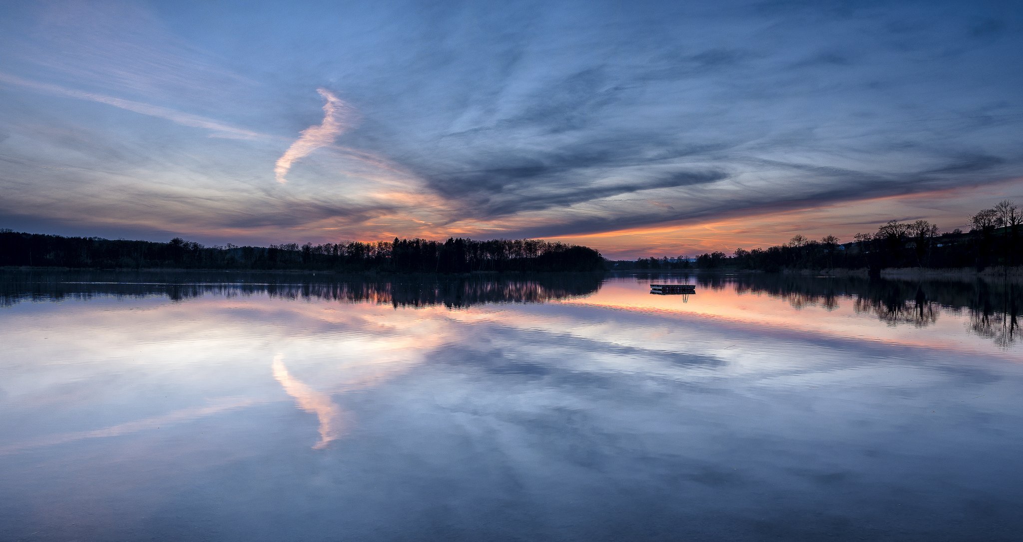 svizzera lago riva alberi foresta sera tramonto cielo nuvole riflessione