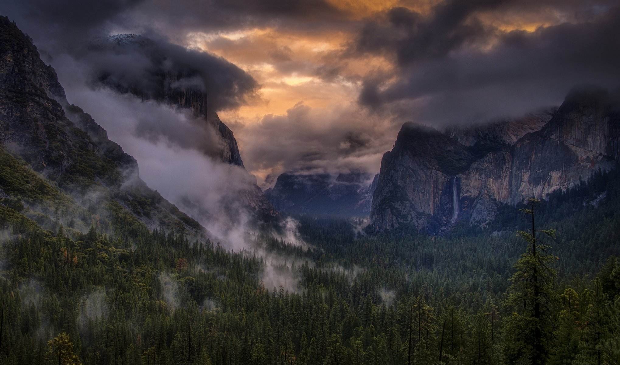 parque nacional de yosemite sierra nevada estados unidos montañas cielo nubes árboles niebla cascada