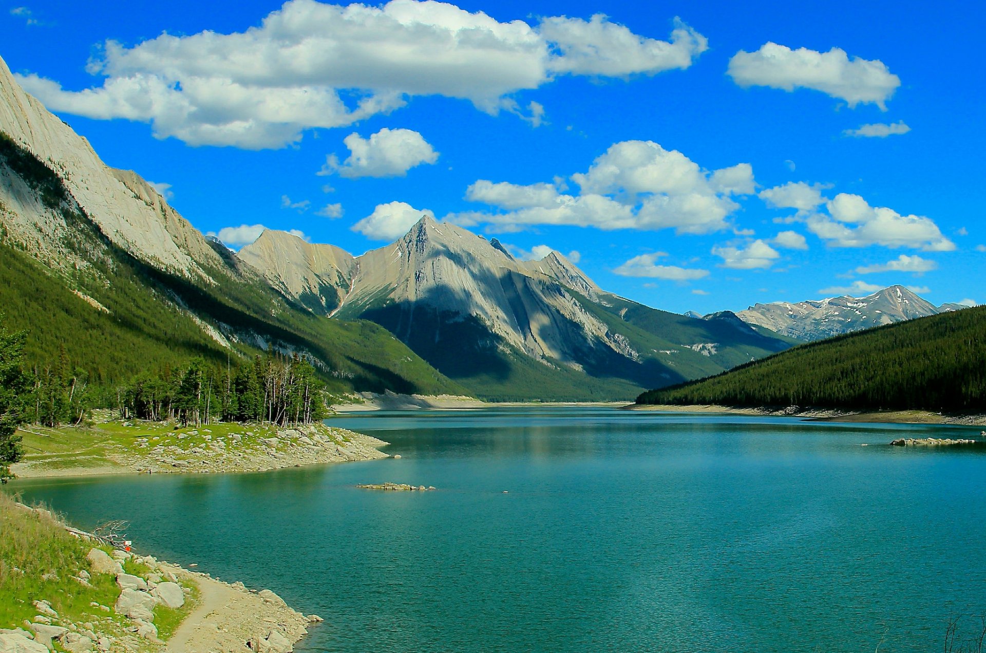 medycyna jezioro park narodowy jasper alberta kanada góry jezioro drzewa las chmury