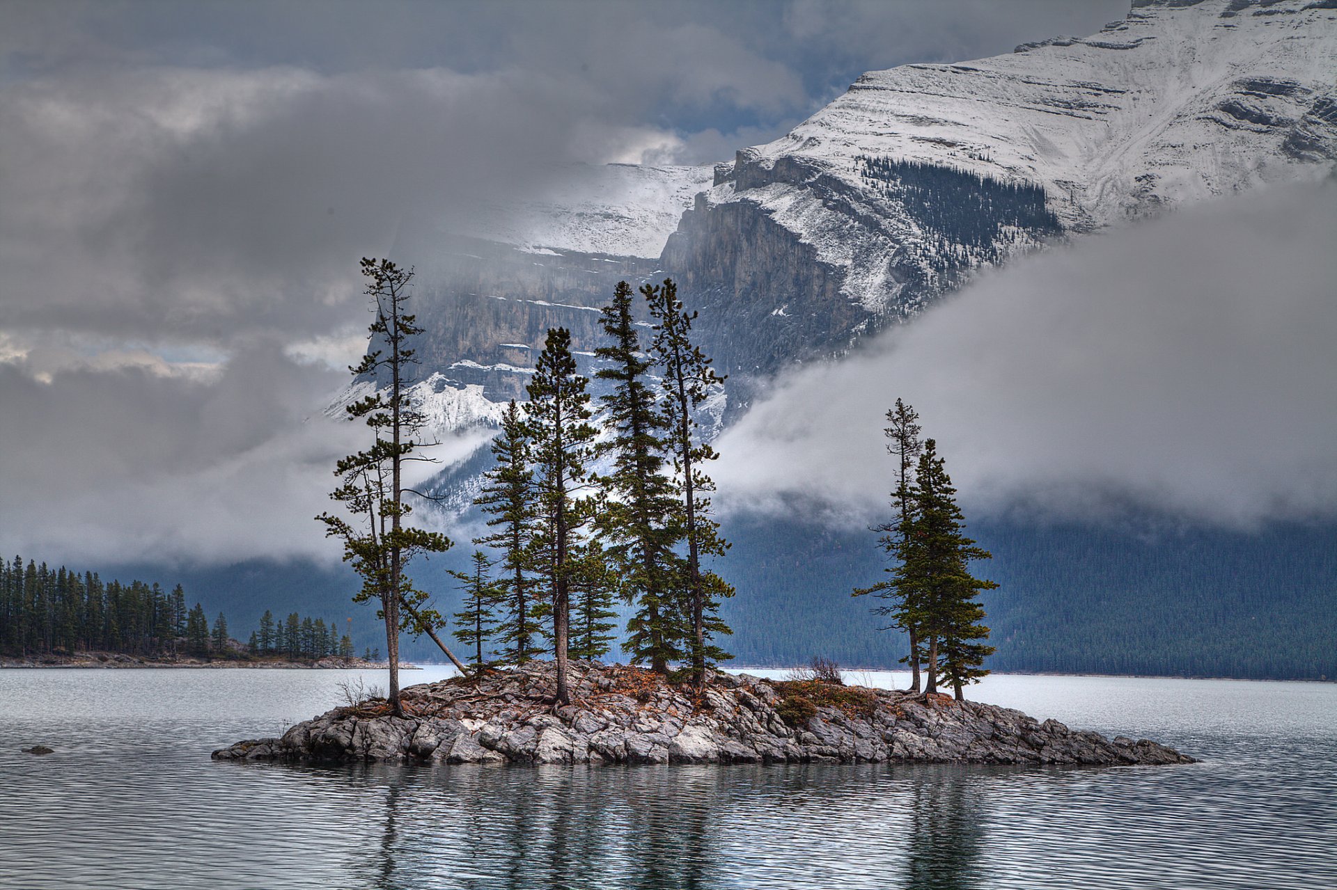 montagnes nuages neige lac île arbres