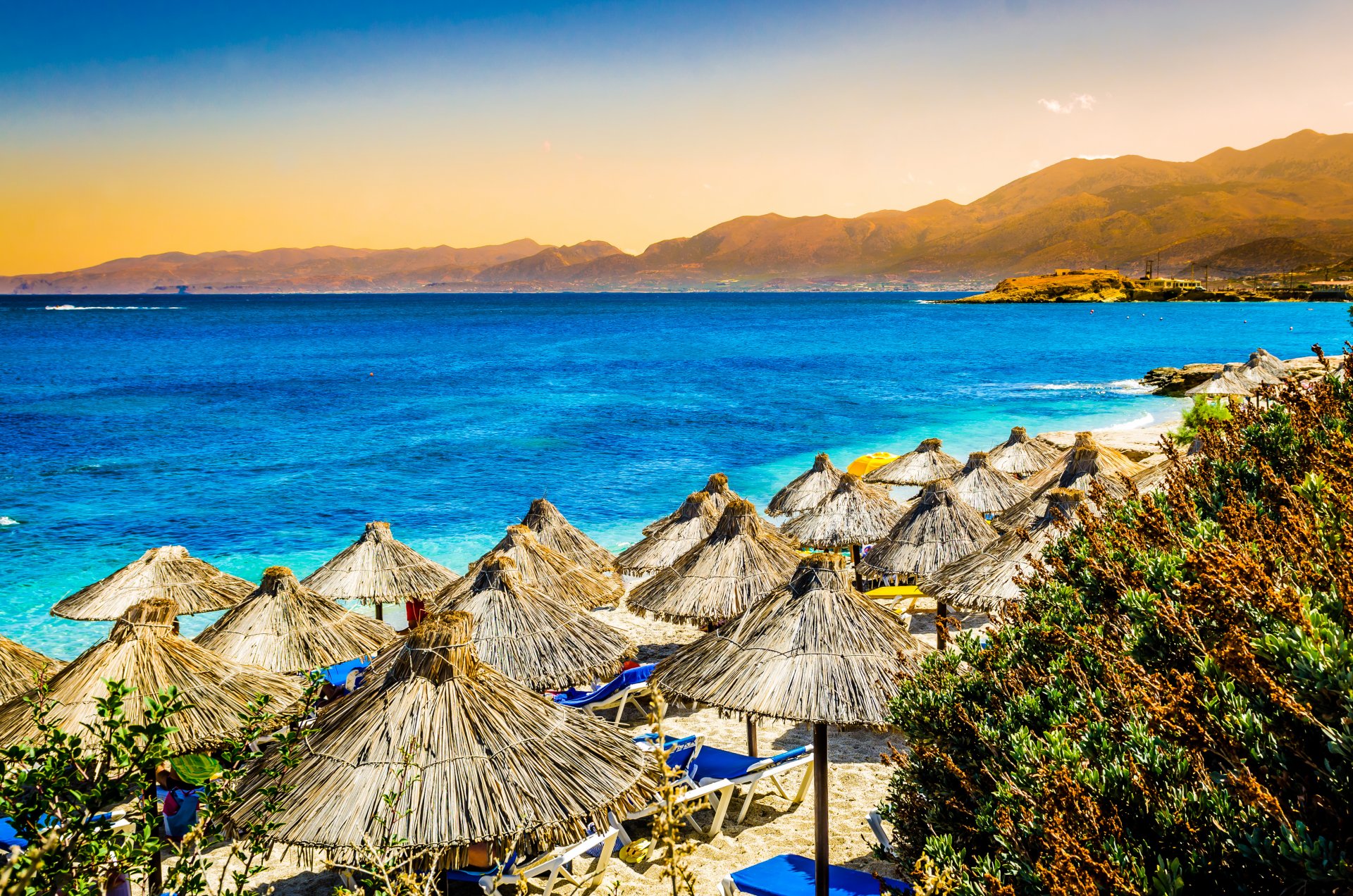 nature tropiques montagnes mer plage parasols palmiers