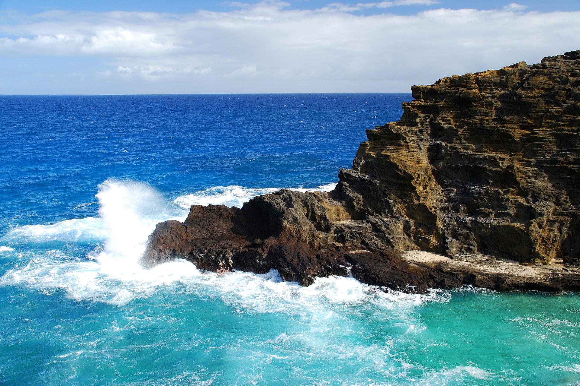 ciel nuages mer roche vagues éclaboussures