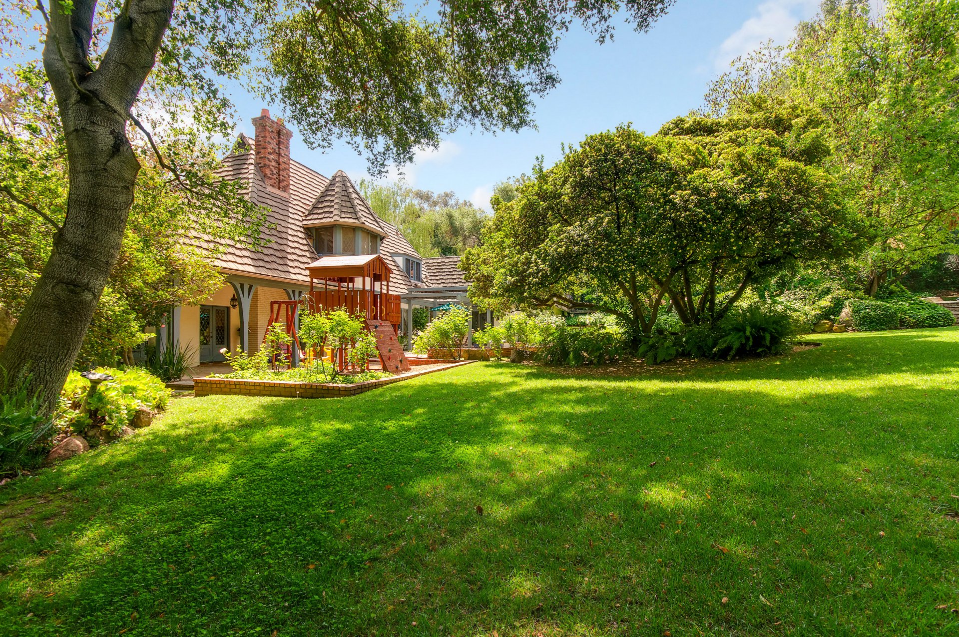 house mansion lawn trees bushes grass lawn greenery sun