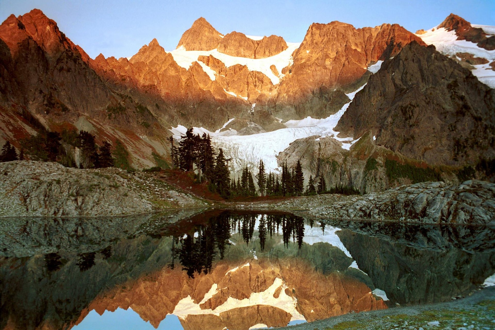 agua reflejos montañas hielo glaciar árboles пинос рокас