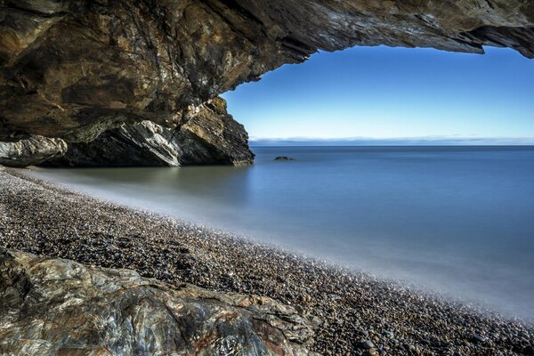 Roccia mistica vicino alla spiaggia