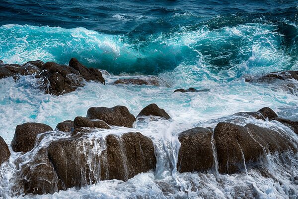 Onde del mare che si infrangono sulle rocce