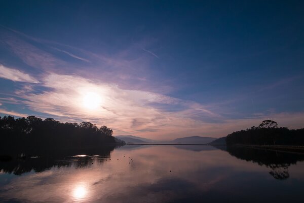 Morgendämmerung am See im Wald
