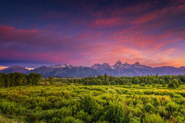 L alba in montagna è incredibilmente rosa