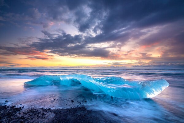 Blauer Himmel und Meer, Eis in Island