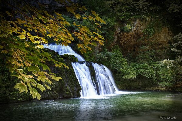 Cascada furiosa en un día de otoño