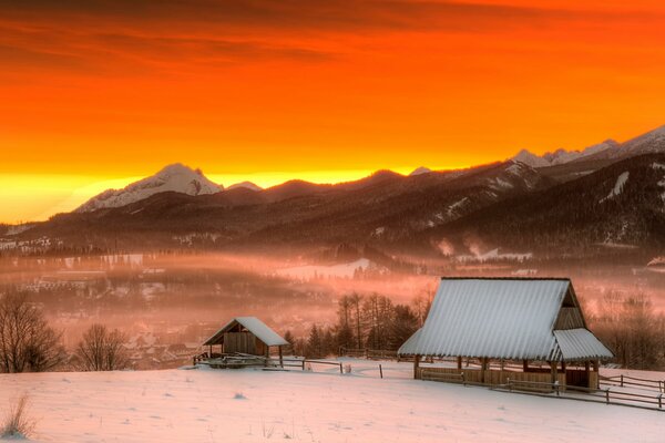 Montagnes sur fond de coucher de soleil en Pologne