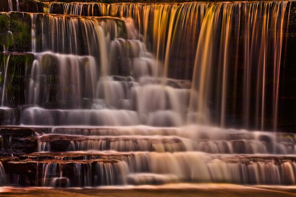 Cascata su gradini di pietra che scorrono