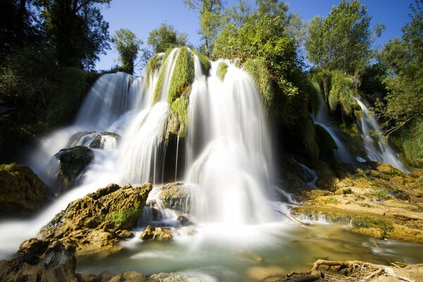 Acqua rossa tra le pietre