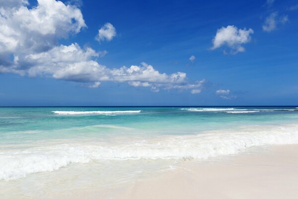 Blaues Wasser. Das Meer. Der Strand