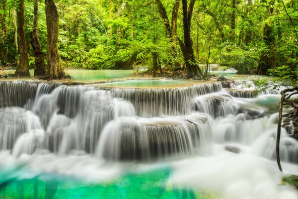 Le paysage est absolument réel, la rivière de couleur émeraude, la forêt de fées, la cascade magique
