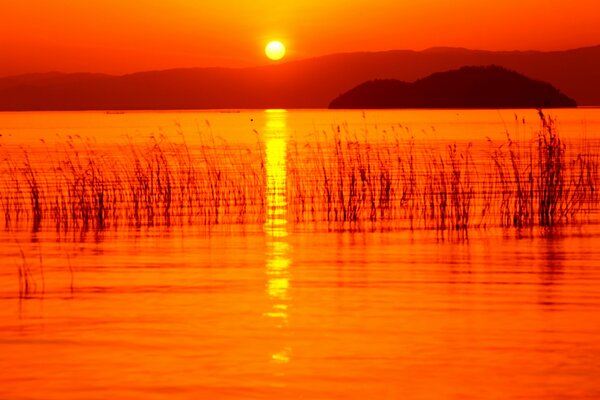 Coucher de soleil rouge sur le lac