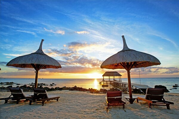 Tropischer Strand bei Sonnenuntergang