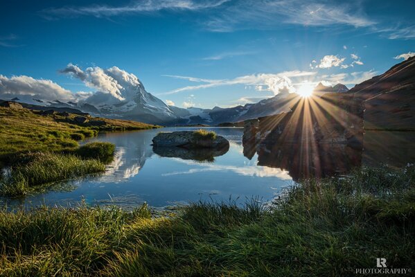 See in den Bergen, blauer Himmel und Sonne