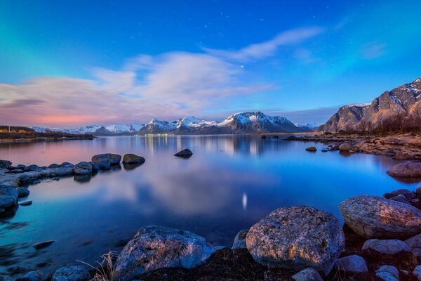 Bellezza notturna cielo, montagne, lago