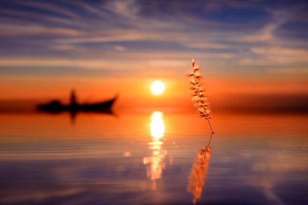 Silueta de barco al atardecer