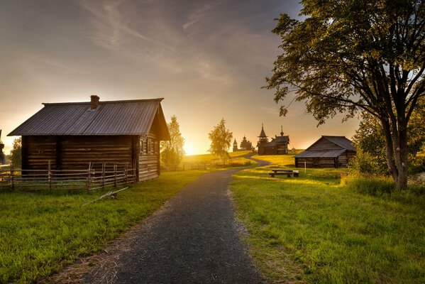 Hermosa naturaleza en el pueblo al atardecer
