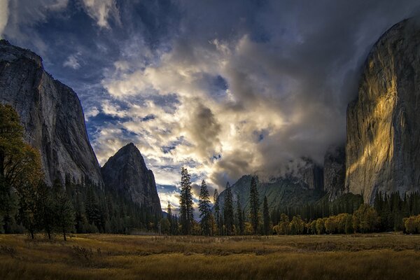 Bellissime montagne nel Parco Nazionale di Yosemite