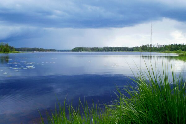 Beau paysage nuageux du lac