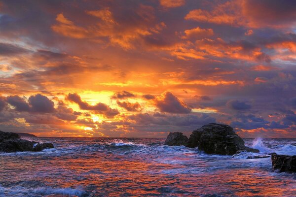 Mar al atardecer con rocas