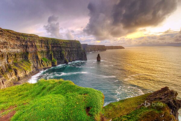 Scogliere D Irlanda al tramonto in riva al mare