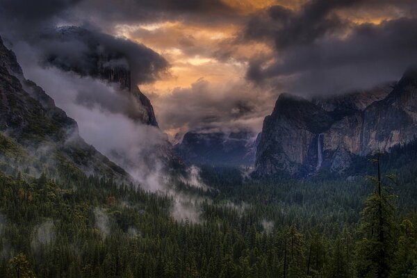 Movimento delle Nuvole la sera nelle montagne del Parco Nazionale di Yosemite