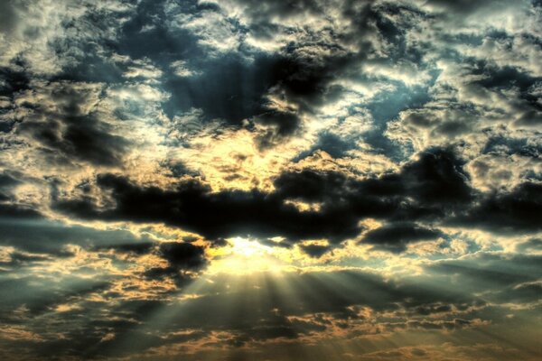 La luz del Sol se abre paso a través de las nubes
